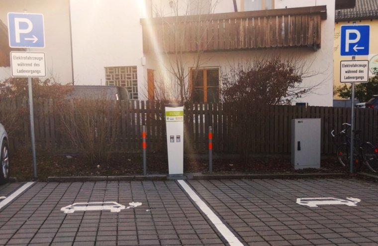 Foto 2 Parkplätze mit einer E-ladesäule in Seefeld