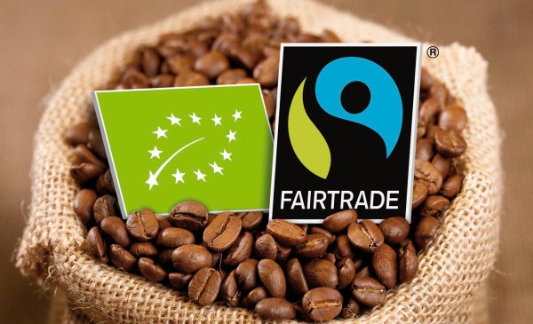 Logo Fairtrade  in Sack mit Kaffebohnen abgebildet, Siegel