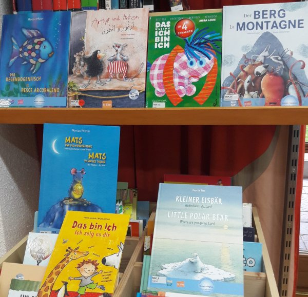 mehrsprachige Bücher in der Bücherei Hechendorf