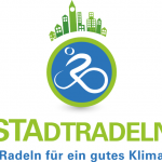 Logo Stadtradln in Grün und Blau mit Schriftzug und Illustration eines Fahrradfahrers