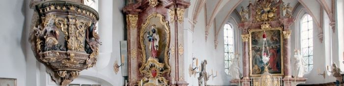 Stuckarbeiten Innenraum Kirche Oberalting, Kanzel und Altar recih verziert