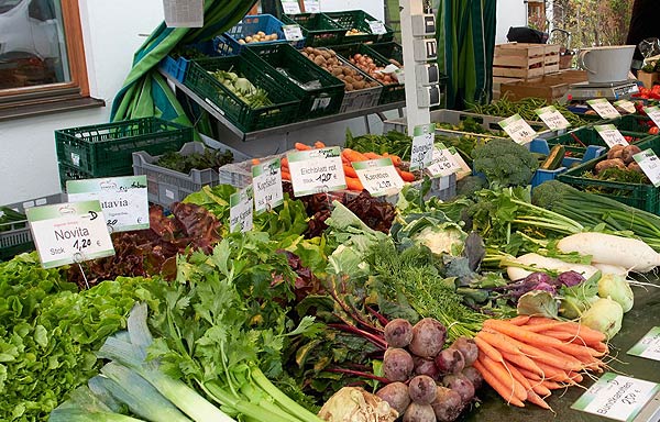 Auslage eines Gemüsestands auf einem Wochenmarkt in Seefeld