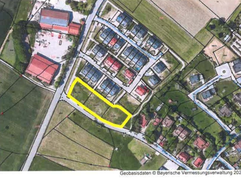 Foto von oben -  Gelände Spitzstraße mit gelb eingezeichnetem Umriß der zu bebauenden möglichen Fläche